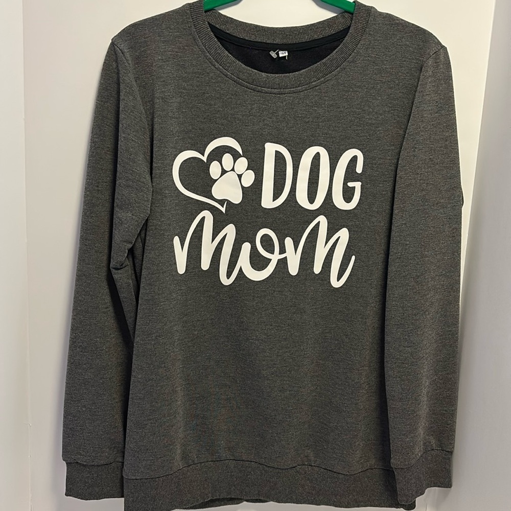 NO BRAND DARK GREY “DOG MOM”SWEATSHIRT SIZE MEDIUM PTP 20” LENGTH 27”